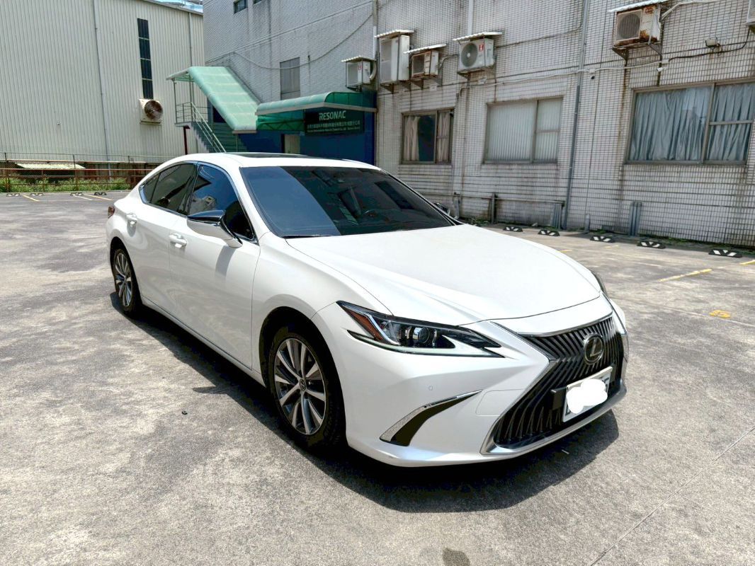 LEXUS