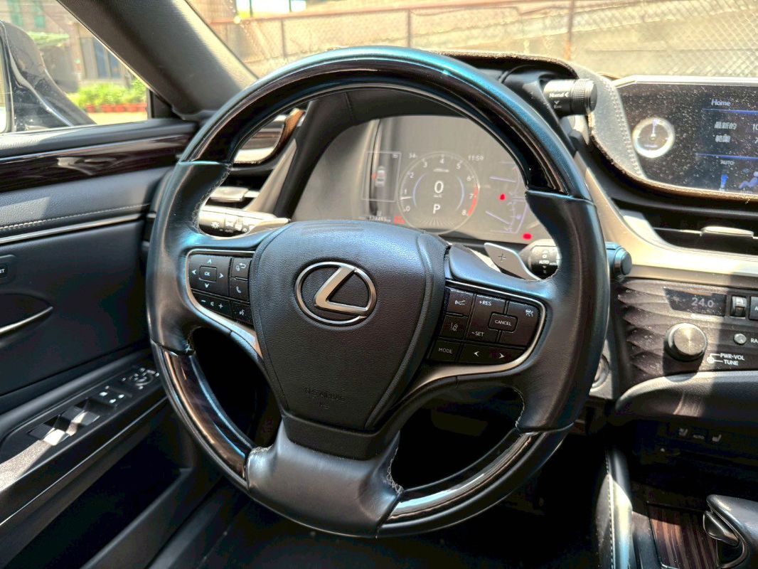 LEXUS