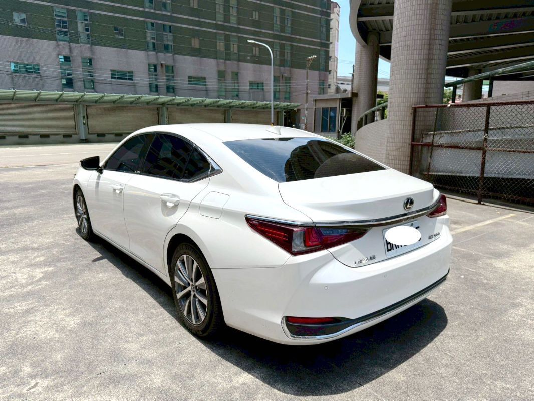 LEXUS