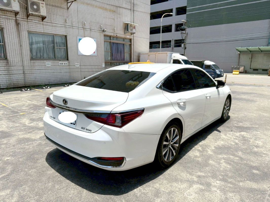 LEXUS